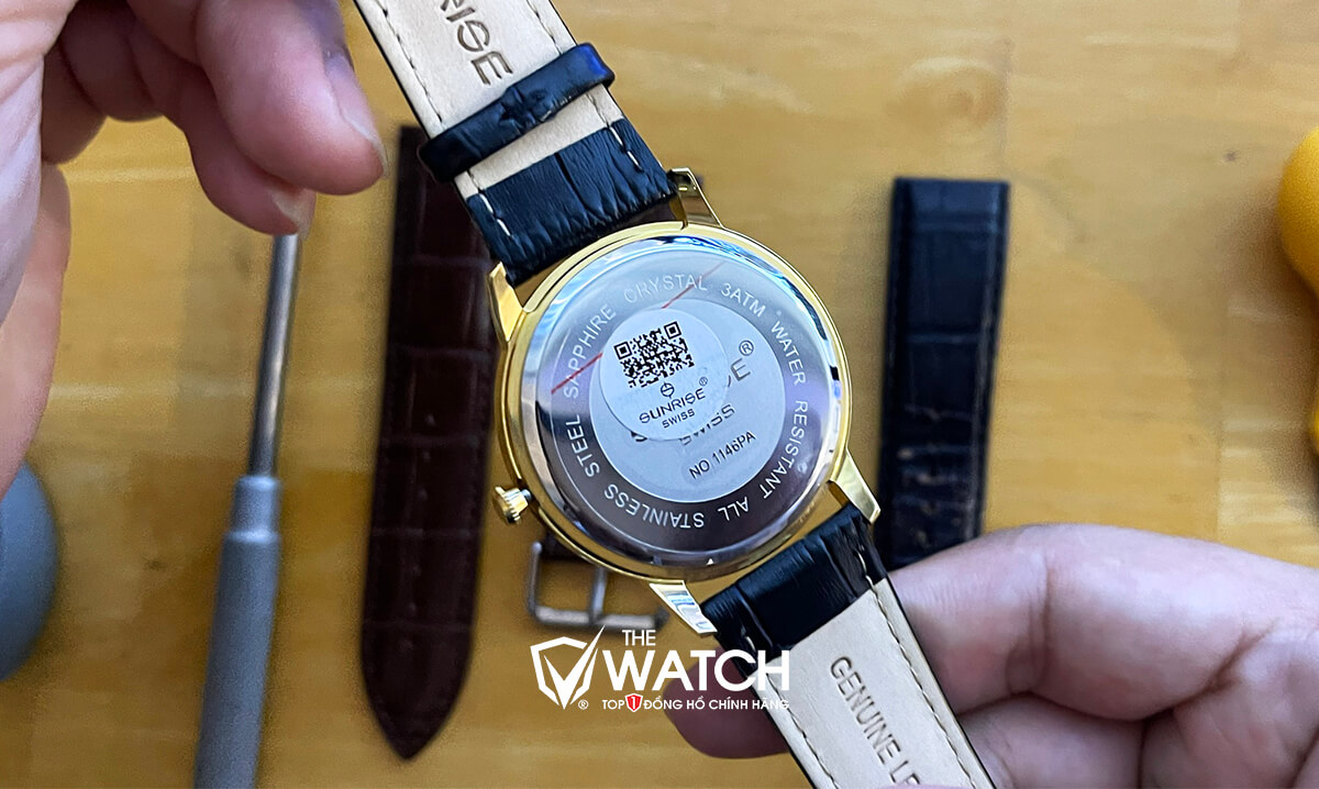 Hướng dẫn vệ sinh dây da đồng hồ đúng cách - The Watch